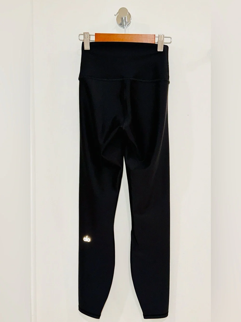 Alo Yoga Airlift 7/8 High-Waist Leggings Size: XXS. Color: black